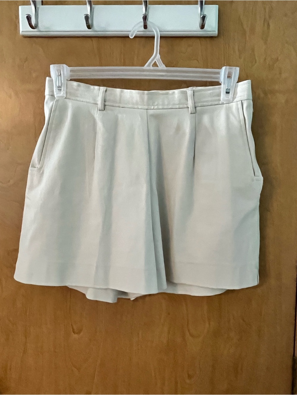 Dress Barn Women's Cream Tailored Shorts Side Zip SZ 14 Waist 30” High Rise EUC
